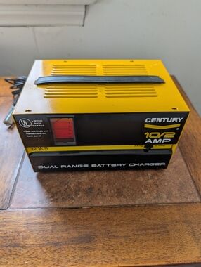 Vintage Century 10/2 Amp 12 Volt Dual Range Battery Charger E34452
